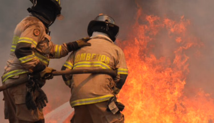 Dos bomberos quedan en prisión preventiva por provocar incendios forestales en Melipilla