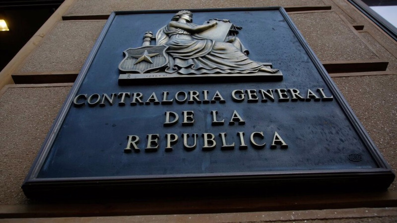 Contraloría General de la República fiscaliza al Sernac por posible protección a distribuidoras eléctricas tras megacorte