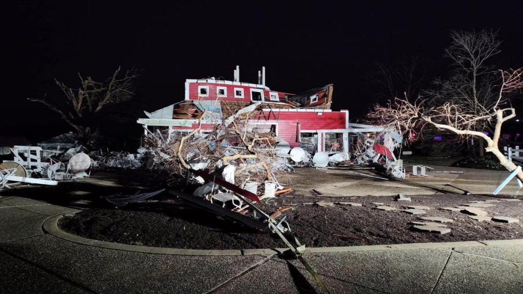 Tornados y tormentas en EE.UU. dejan al menos 31 muertos y miles de afectados