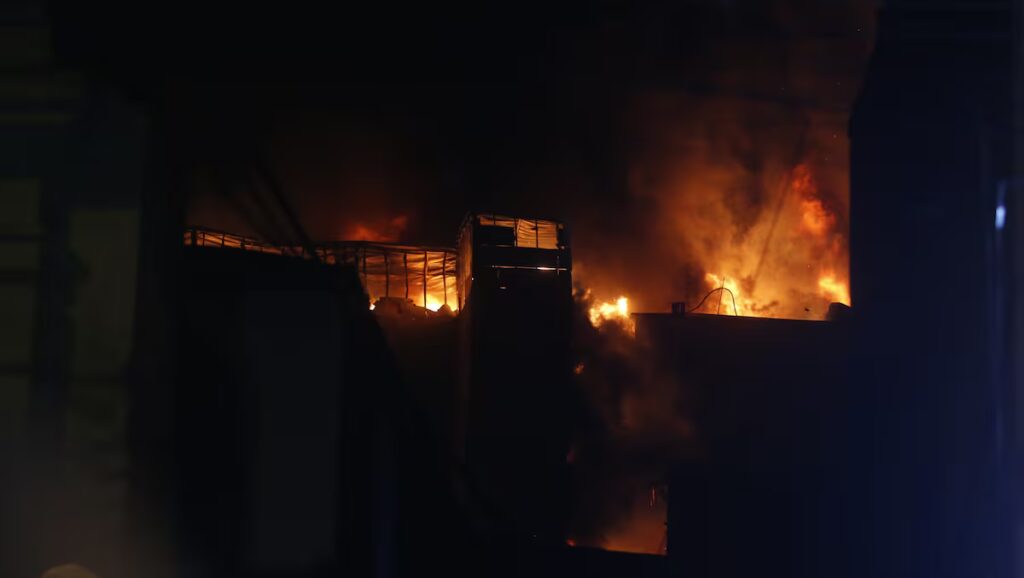 Voraz incendio consume tres edificios en Lima y esparce humo tóxico a distritos vecinos