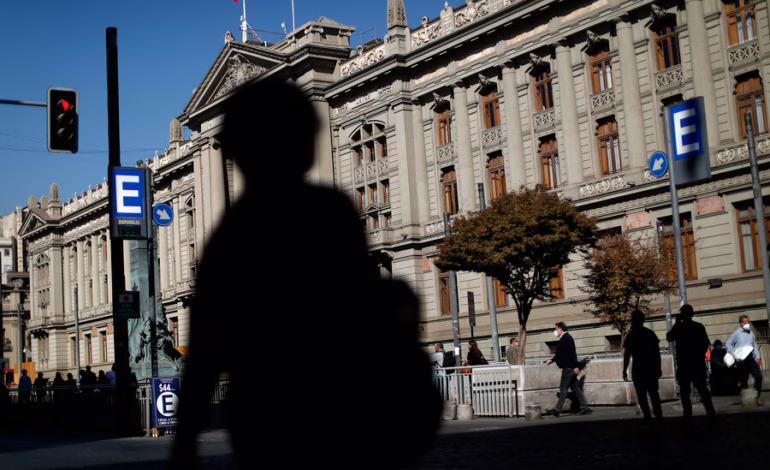 ¿Es Chile un país más infeliz? Expertos analizan las causas tras caída en ranking de felicidad de la ONU