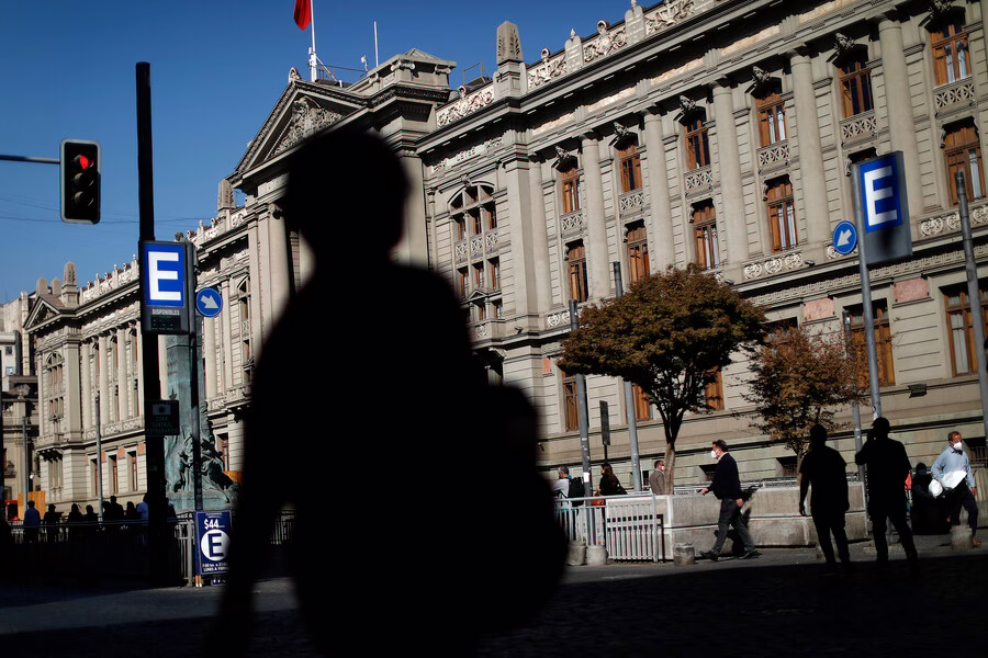 ¿Es Chile un país más infeliz? Expertos analizan las causas tras caída en ranking de felicidad de la ONU