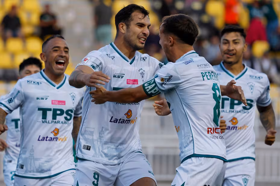 Santiago Wanderers logra agónica victoria y asume el liderato de la Primera B