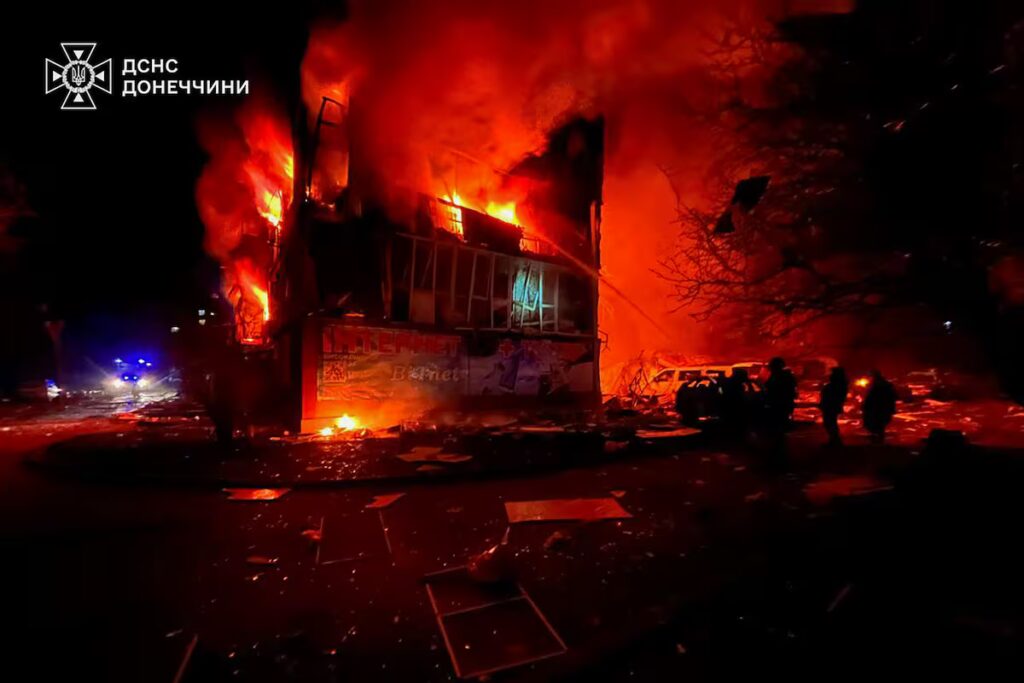Rusia intensifica ataques en Kharkiv con bombardeos a edificios residenciales y guarderías