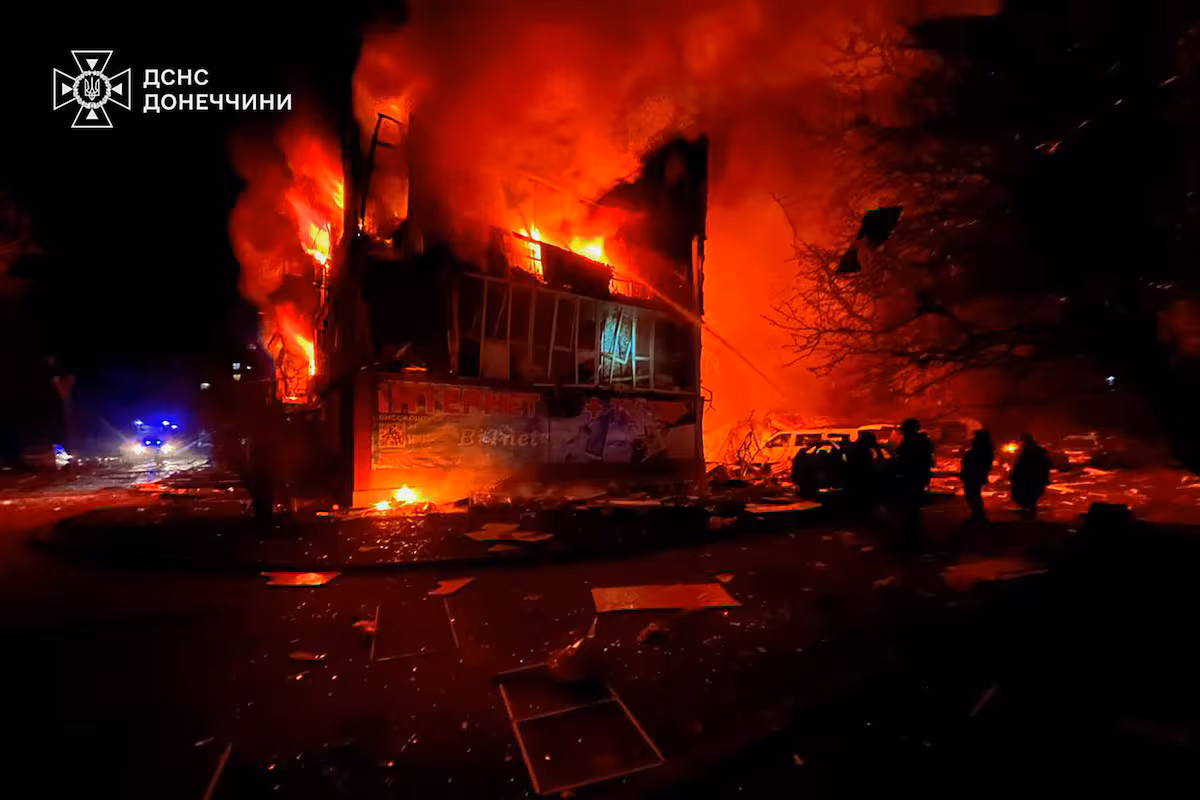 Rusia intensifica ataques en Kharkiv con bombardeos a edificios residenciales y guarderías