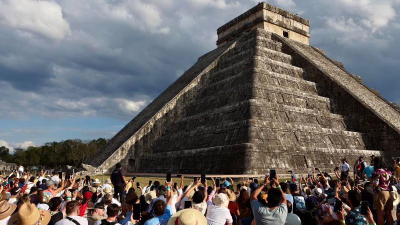 Hombre escala el Castillo de Chichén Itzá y es agredido por la multitud