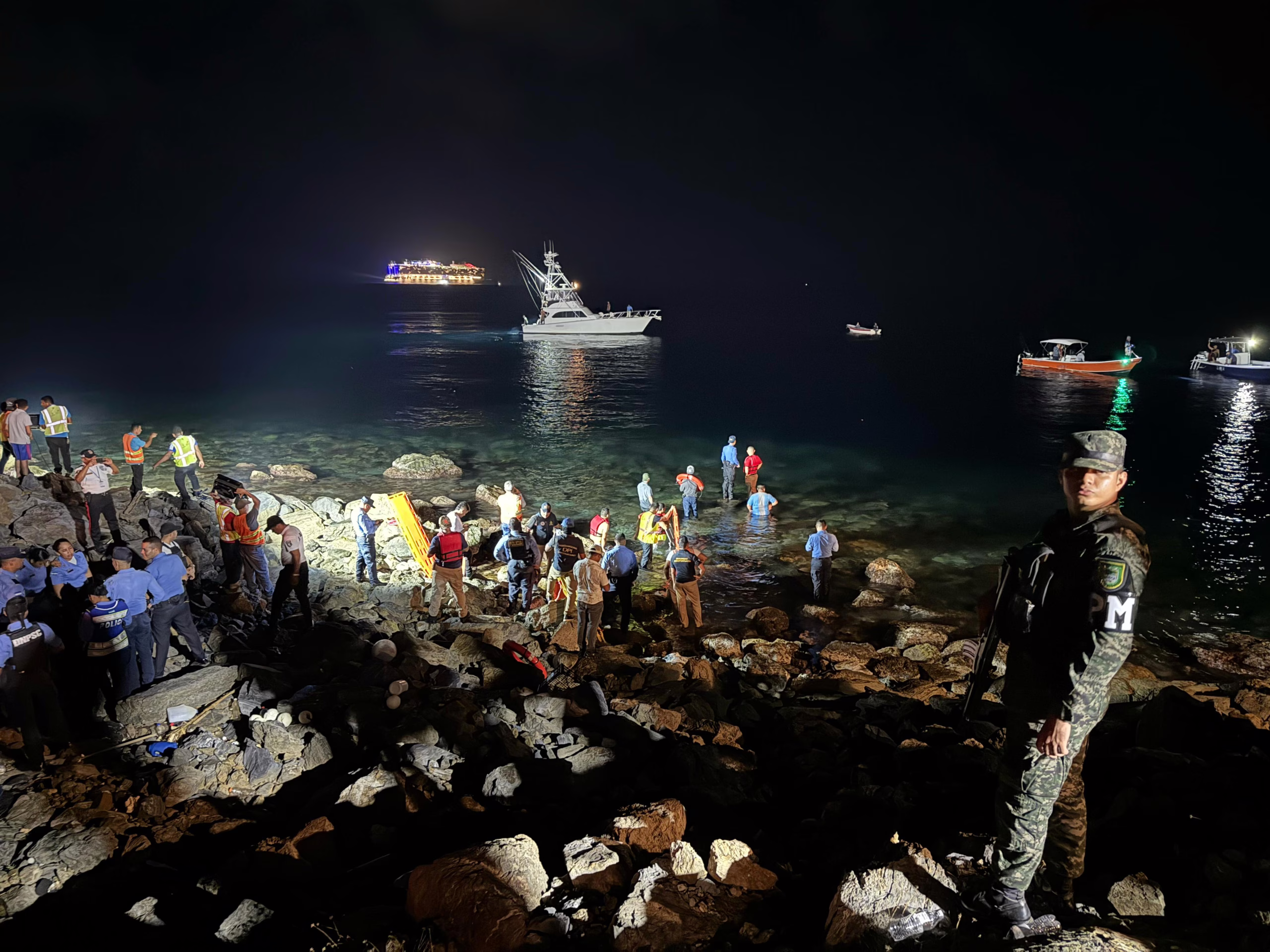 Al menos 12 muertos en caída de avión al mar en Honduras
