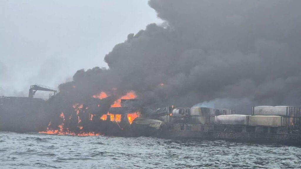 Grave incendio en el Mar del Norte tras choque de buques