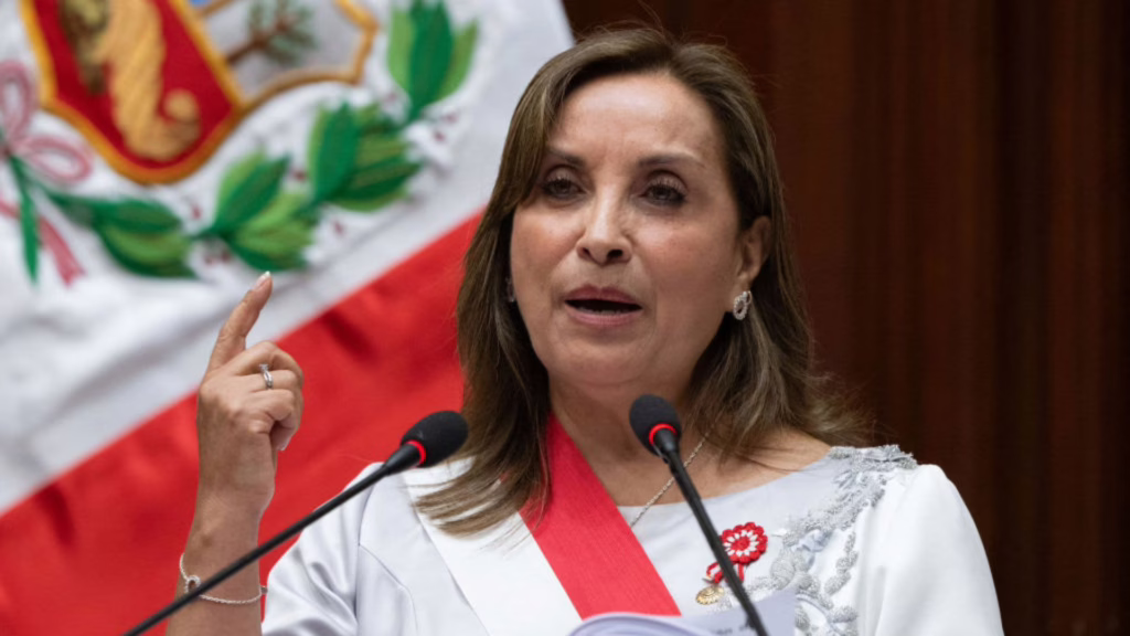 Dina Boluarte denuncia ‘golpe de Estado blando’ tras allanamiento a casa del ministro del Interior en Perú