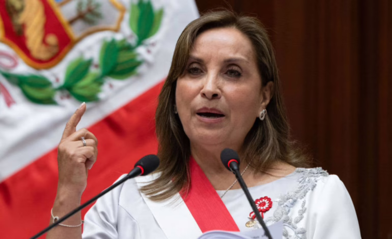 Dina Boluarte denuncia ‘golpe de Estado blando’ tras allanamiento a casa del ministro del Interior en Perú