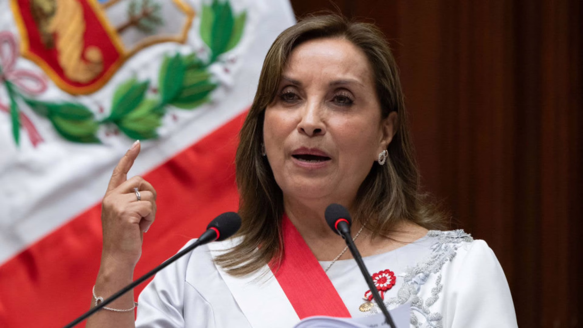 Dina Boluarte denuncia ‘golpe de Estado blando’ tras allanamiento a casa del ministro del Interior en Perú