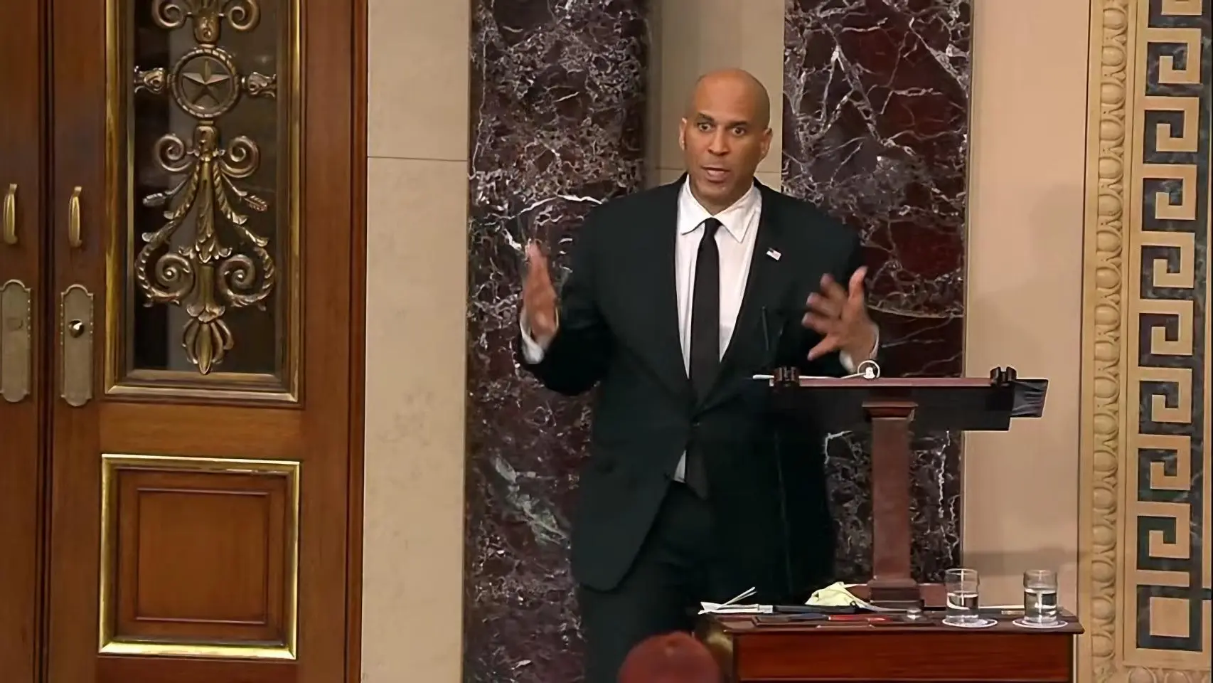 Cory Booker desafía a Trump con el discurso más largo en la historia del Senado