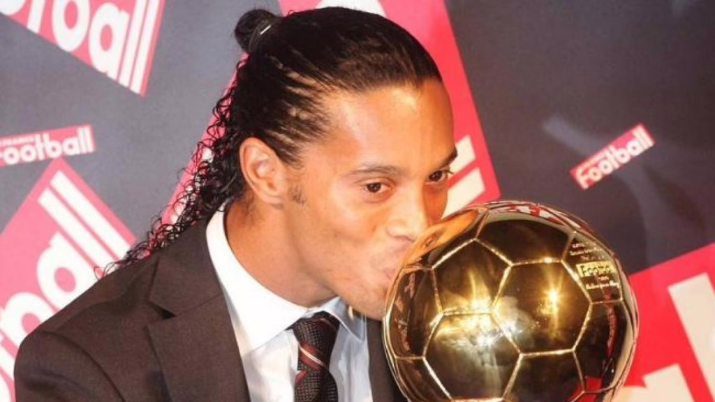 La anécdota detrás del Balón de Oro de Ronaldinho: «entre gin tonics» casi se pierde el trofeo
