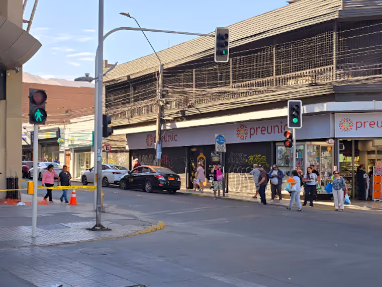 Hombre fallece tras caer sobre fierros expuestos en el centro de Iquique