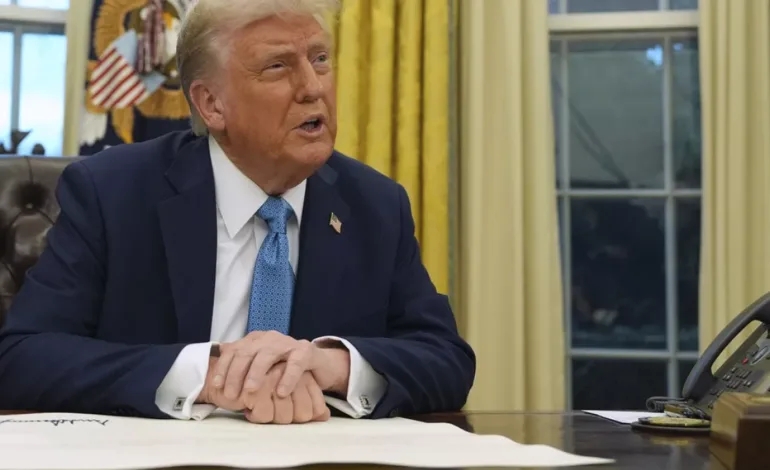 Trump ridiculiza a líderes mundiales por buscar acuerdos sobre aranceles: «Están besandome el trasero»