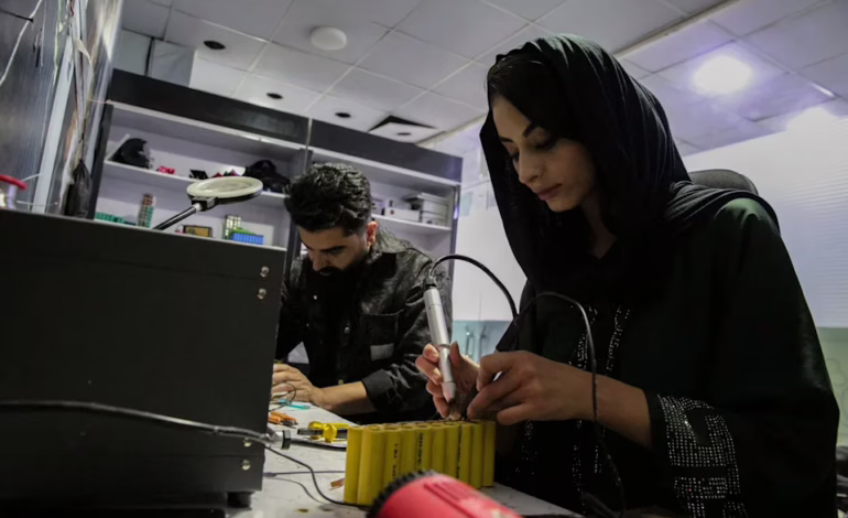 Zahra Ali: la joven afgana que fabrica baterías limpias en secreto para empoderar a otras mujeres