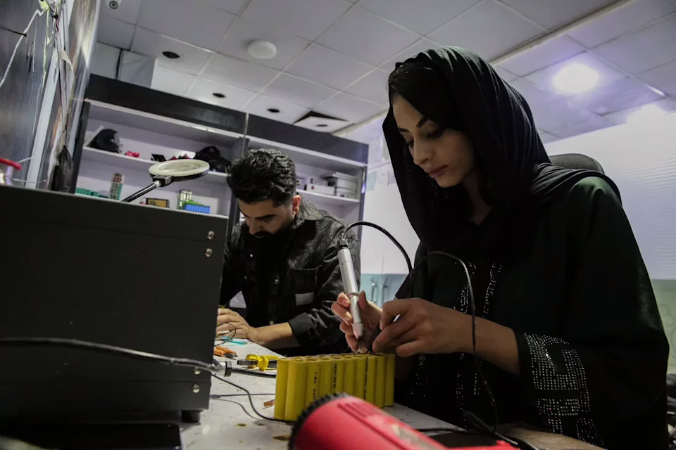 Zahra Ali: la joven afgana que fabrica baterías limpias en secreto para empoderar a otras mujeres