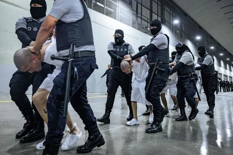 EE.UU. deporta a presuntos pandilleros a El Salvador y Bukele muestra operativo de seguridad