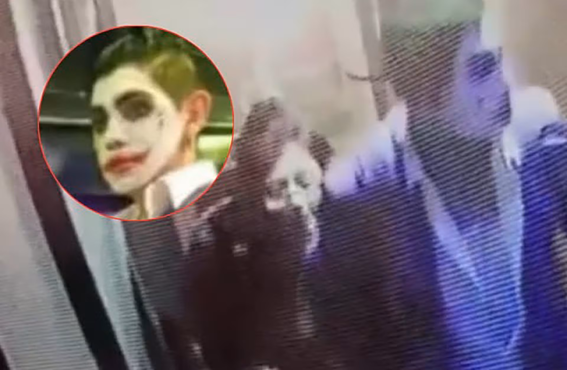 Ataque en bar de La Paz: hombre disfrazado del Joker apuñala a tres jóvenes y deja una víctima fatal