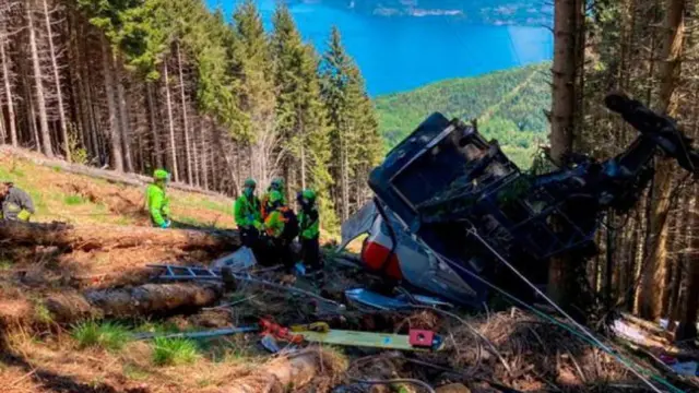 Tragedia en Italia: Cuatro muertos al caer teleférico turístico en Monte Faito