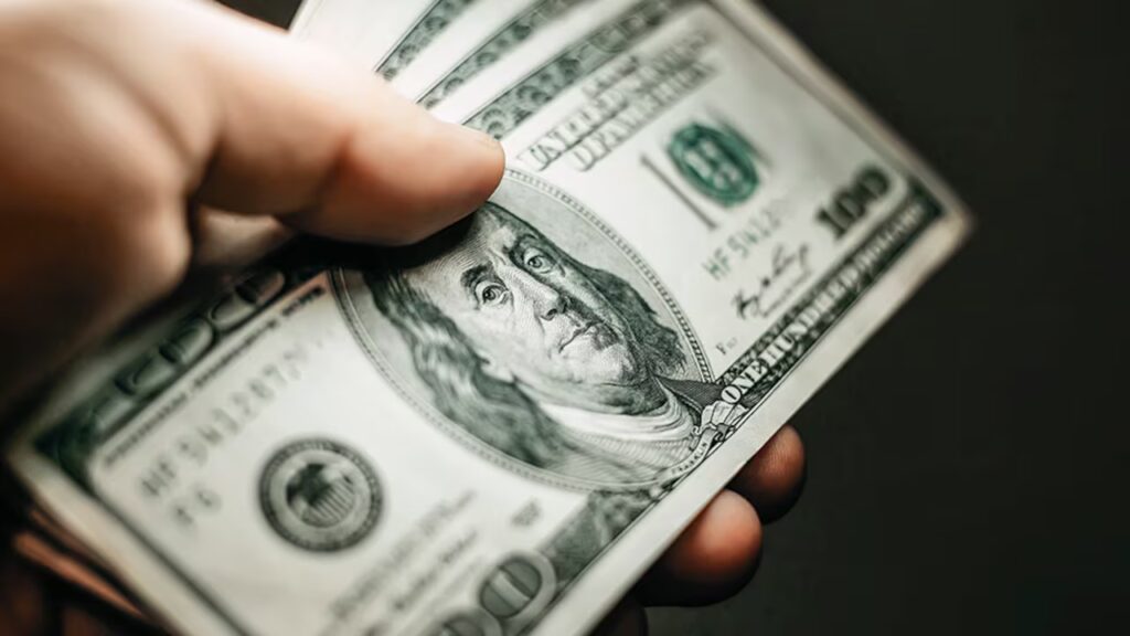 Dólar se desploma en Chile: Cae $16,8 en un día y finaliza semana bajo los $975