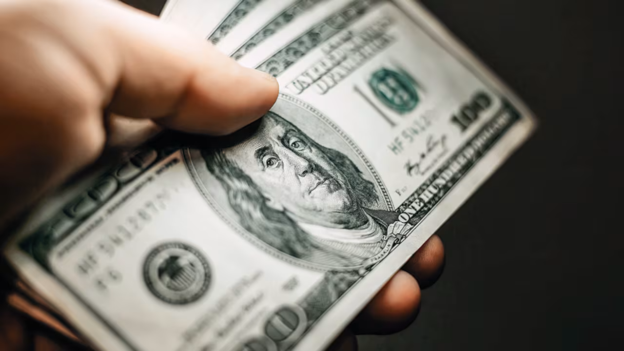 Dólar se desploma en Chile: Cae $16,8 en un día y finaliza semana bajo los $975