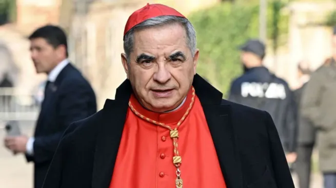 Cardenal Becciu insiste en participar en el cónclave pese a su condena por corrupción y el Vaticano guarda silencio