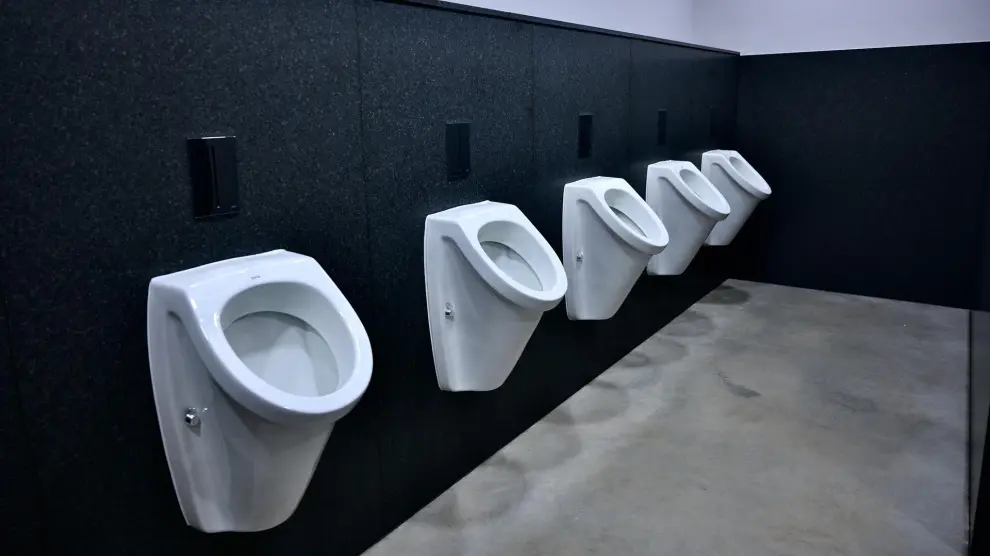 Así solucionaron el problema de las salpicaduras en baños públicos: el diseño de urinario que evita derrames