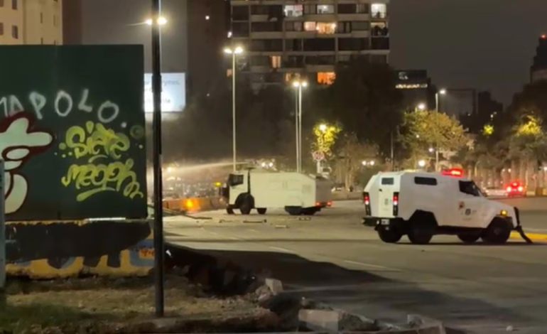 Violentas protestas en Santiago tras la muerte de dos hinchas en las afueras del Monumental