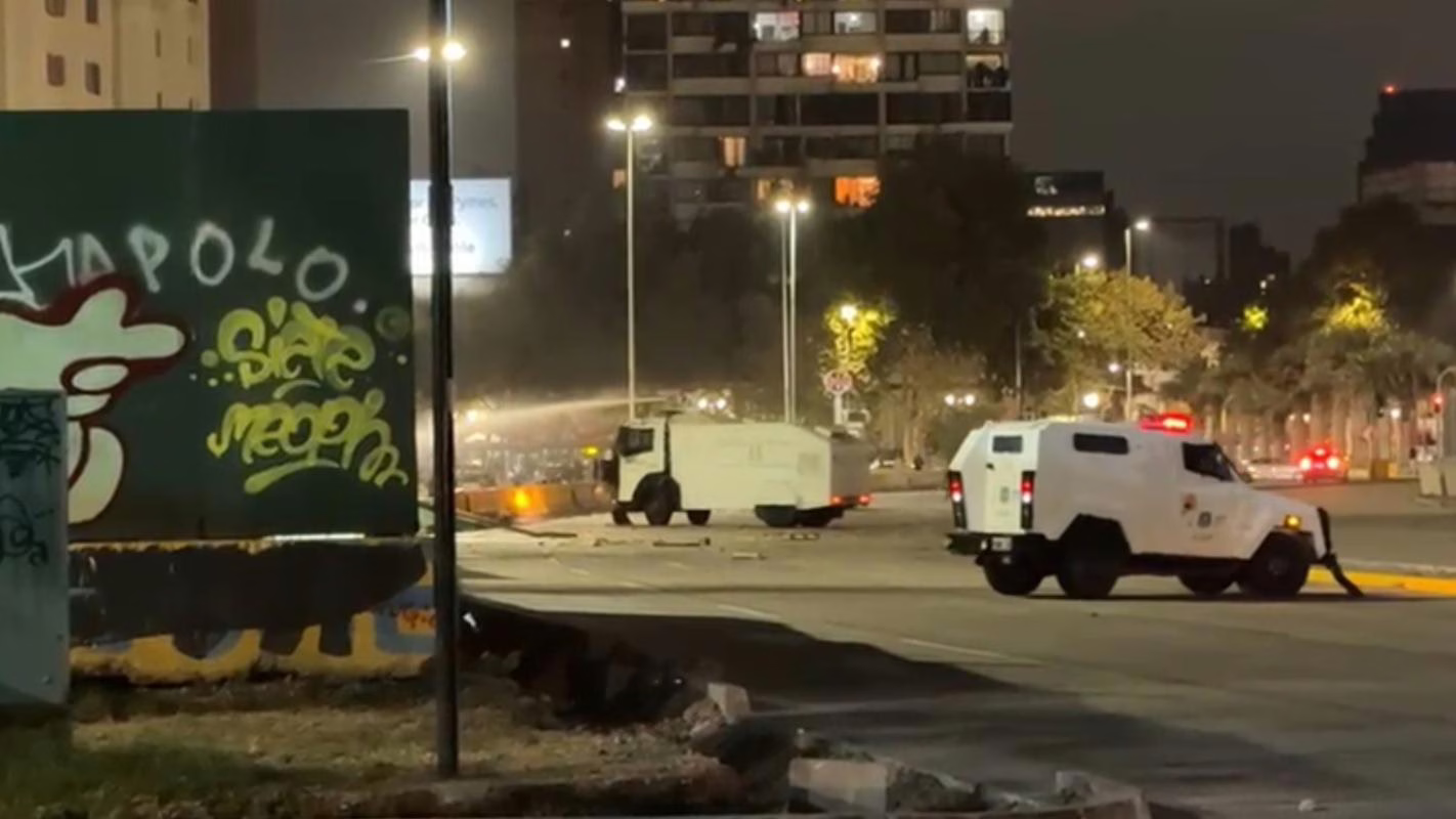 Violentas protestas en Santiago tras la muerte de dos hinchas en las afueras del Monumental
