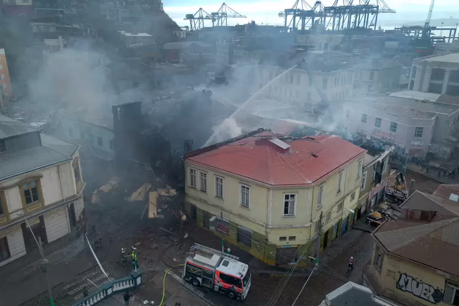 Incendio en Valparaíso deja dos desaparecidos y una persona en estado grave tras escapar de las llamas