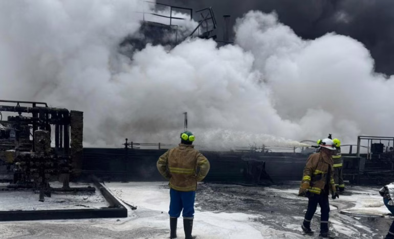 Alarma en Ecuador: un voraz incendio afectó la mayor refinería del país y obligó a evacuar escuelas