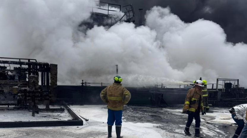 Alarma en Ecuador: un voraz incendio afectó la mayor refinería del país y obligó a evacuar escuelas