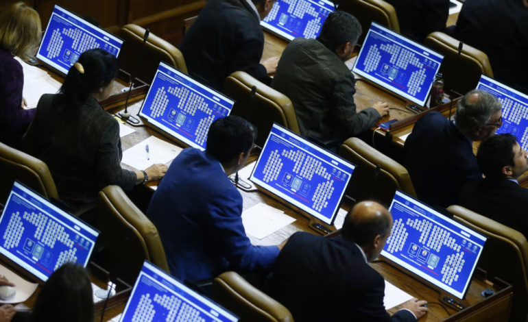 Cámara de Diputados aprueba informe que exige suspender apoyo a menores trans en Chile