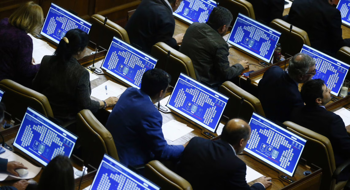 Cámara de Diputados aprueba informe que exige suspender apoyo a menores trans en Chile