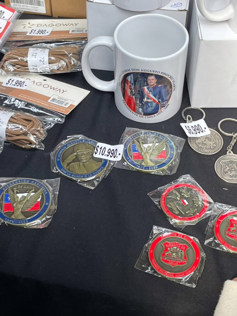 Escuela Militar responde tras polémica por venta de artículos de Pinochet y anuncia medidas