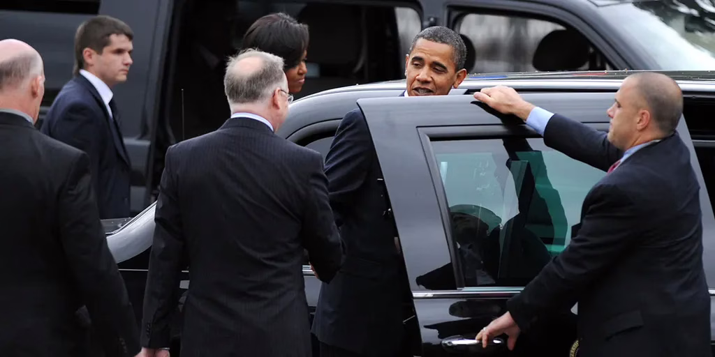 Suspenden a dos agentes del Servicio Secreto tras pelea frente a la casa de Barack Obama