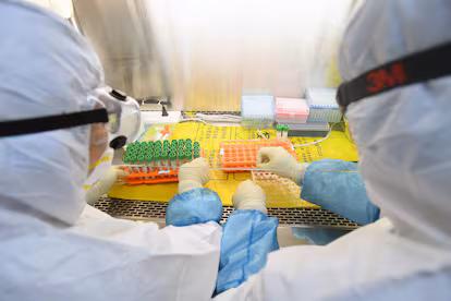 Detienen en EE.UU. a científica china que ingresó material biológico desde Wuhan sin declarar