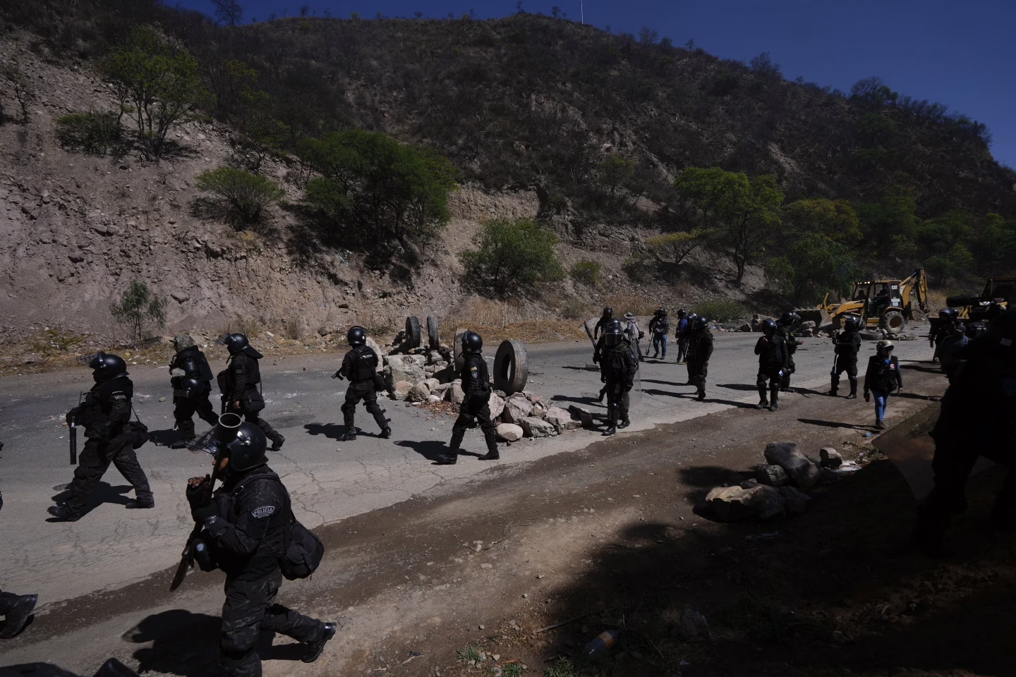 Crisis en Bolivia: dos policías mueren en enfrentamientos mientras crece la tensión por bloqueos de seguidores de Evo Morales
