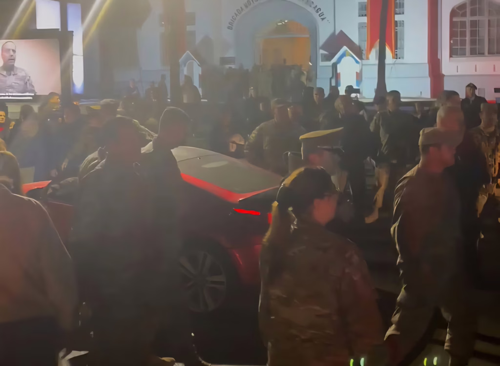Conductor irrumpe en acto conmemorativo en Arica y atropella a tres personas