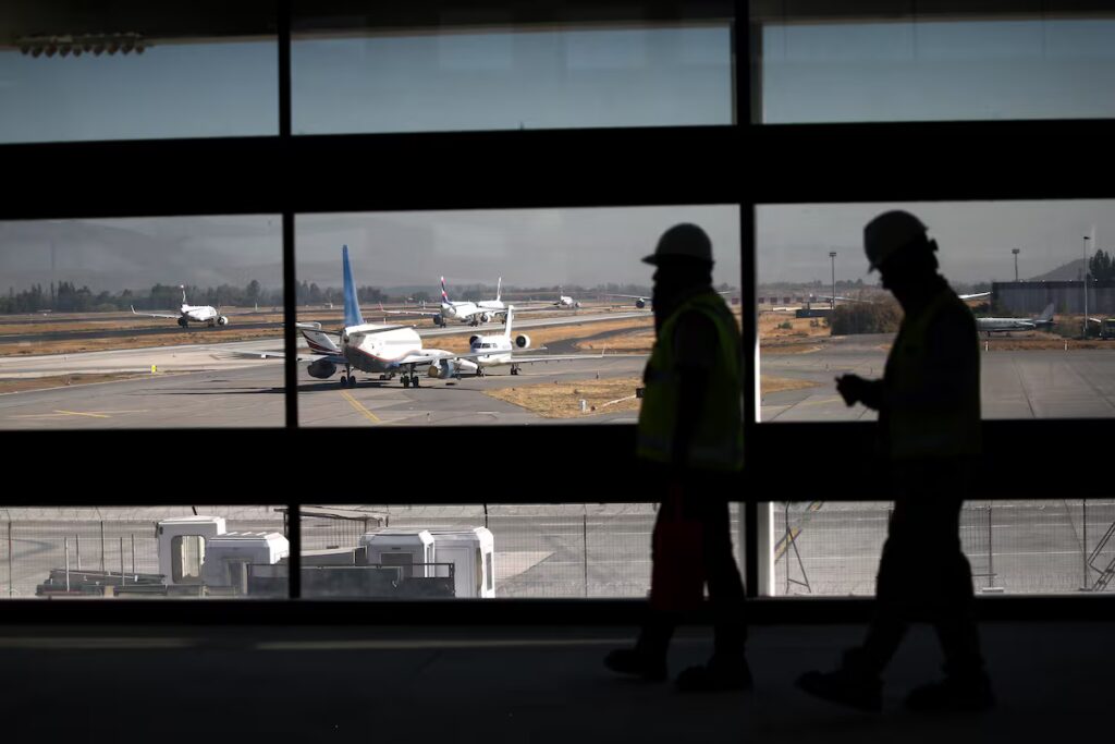 Detienen a hombre que intentó abordar avión en mantención tras burlar seguridad del aeropuerto de Santiago
