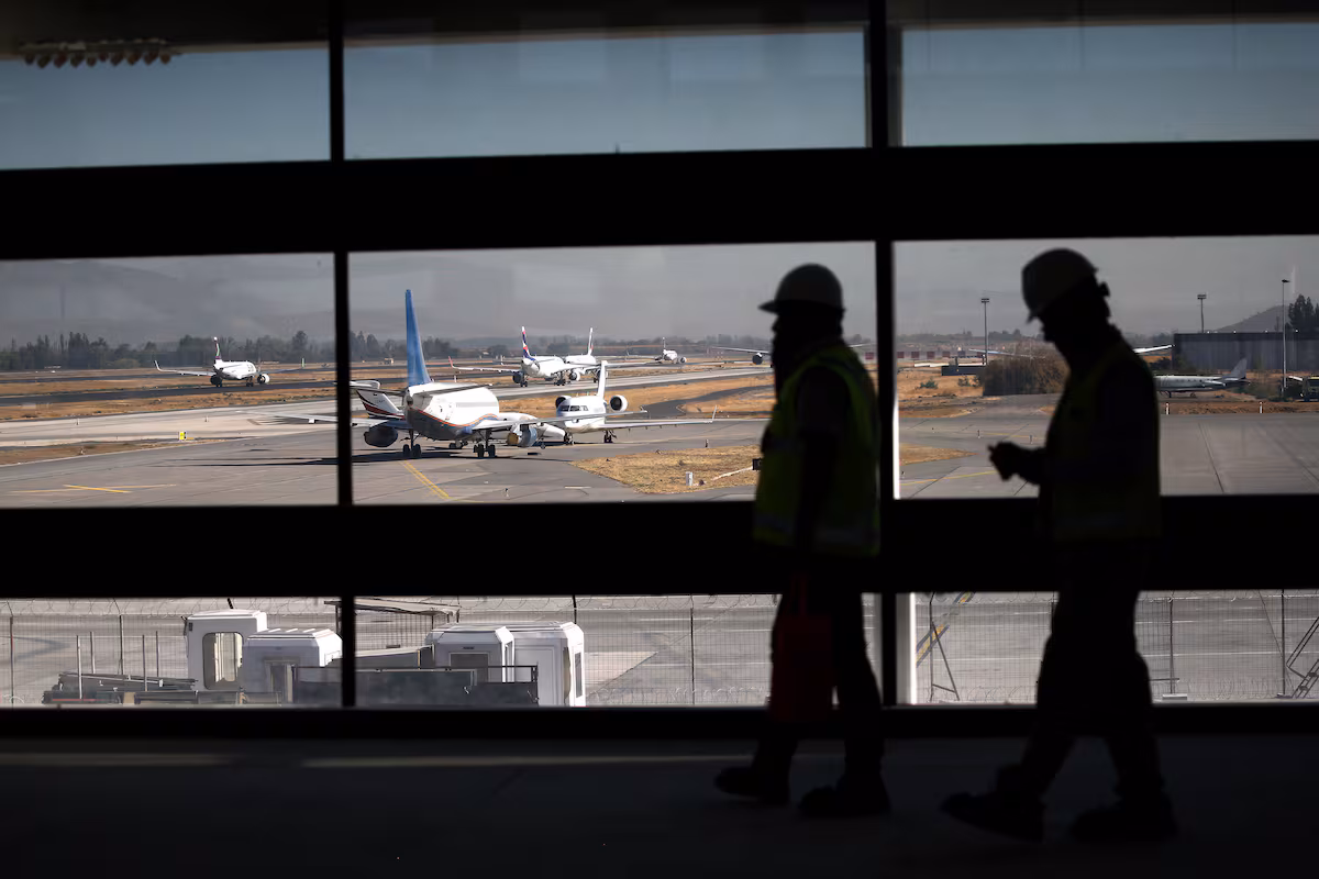 Detienen a hombre que intentó abordar avión en mantención tras burlar seguridad del aeropuerto de Santiago