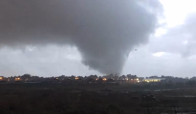 Alertan por posible formación de tornados entre Biobío y Los Lagos: revisa las zonas afectadas