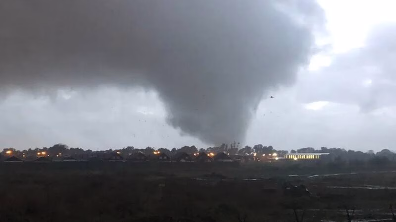 Alertan por posible formación de tornados entre Biobío y Los Lagos: revisa las zonas afectadas