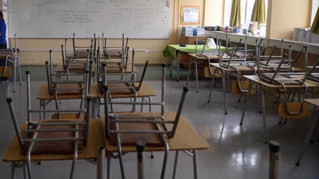 Alerta de tsunami obliga a suspender clases en comunas costeras desde Arica hasta Los Lagos
