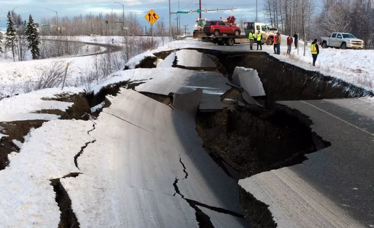 Fuerte sismo de magnitud 7,2 sacude Alaska y activa alerta de tsunami en la costa estadounidense