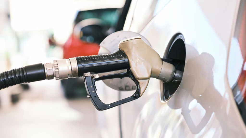 Revisa los descuentos en bencina disponibles en julio: hasta $300 por litro menos según medio de pago y día de la semana