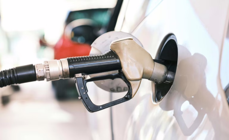 Revisa los descuentos en bencina disponibles en julio: hasta $300 por litro menos según medio de pago y día de la semana