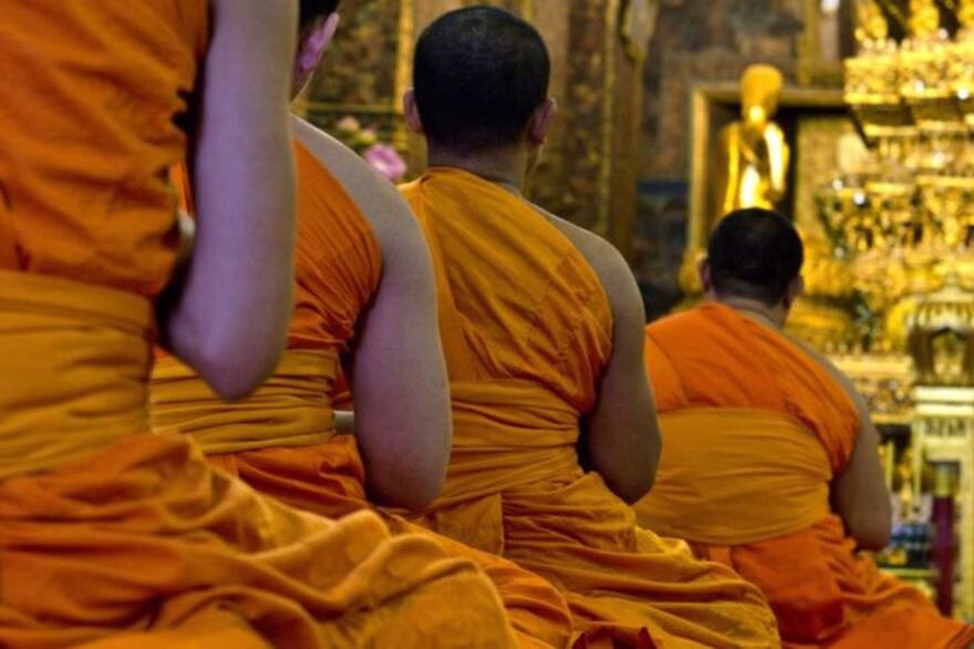 Tailandia enfrenta escándalo por monjes budistas extorsionados tras mantener relaciones con una mujer
