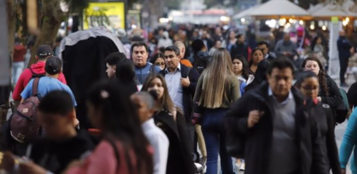 Cifra récord de profesionales sin empleo: desempleo entre titulados universitarios alcanza su nivel más alto